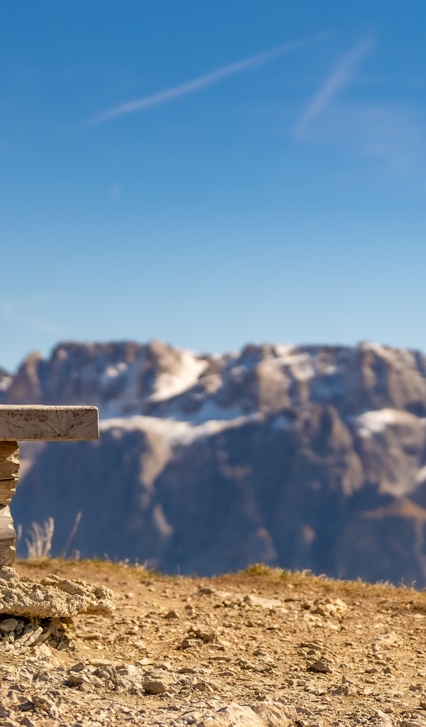 Деревянная лавка в лучах солнца в горах