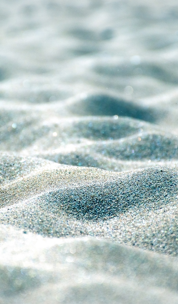 Блестящие волны песка на пляже