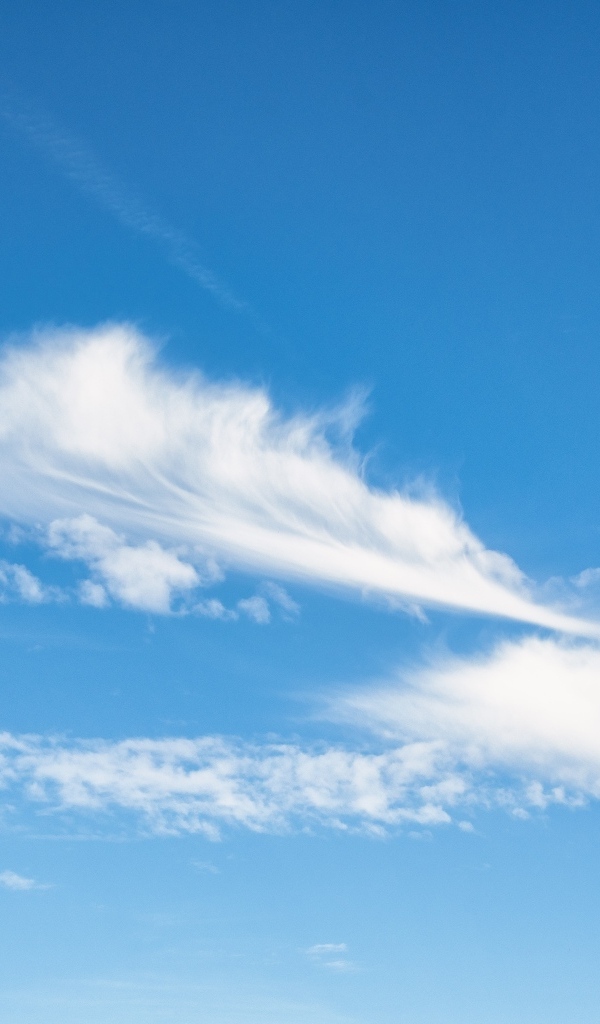 Красивое голубое ясное небо с белыми облаками