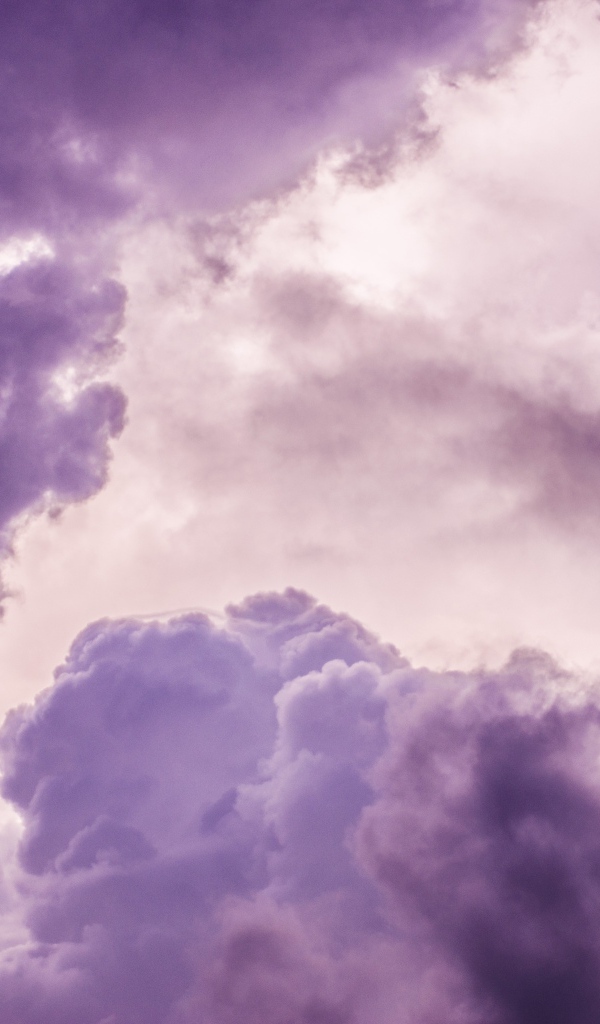 Фиолетовые грозовые облака в небе