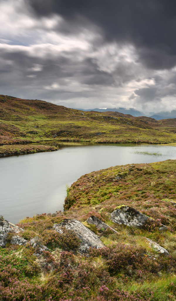 Густые грозовые облака над рекой 