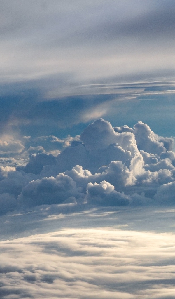 Густые белые облака в лучах солнца