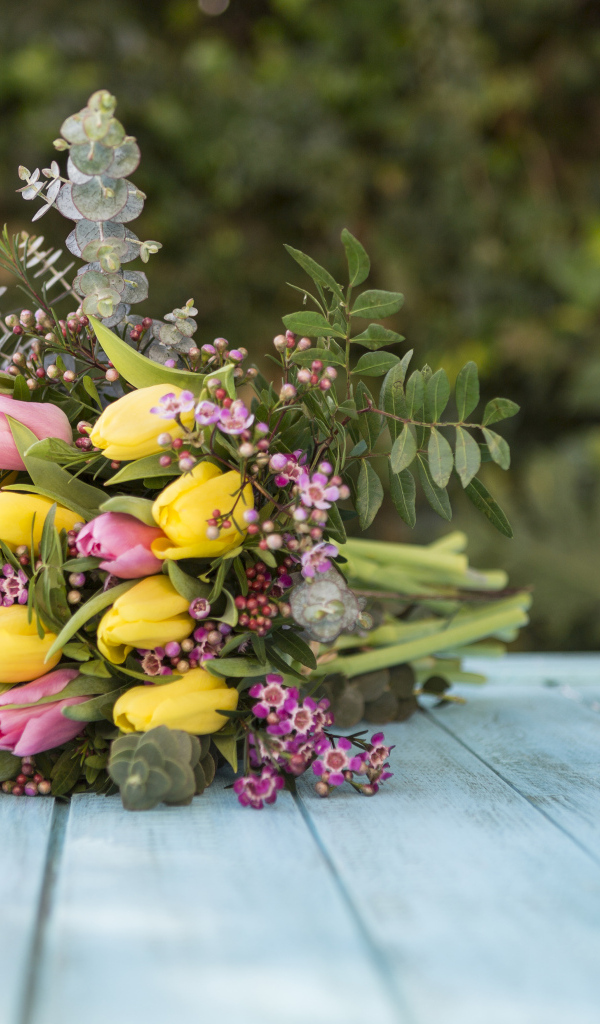 Красивый букет желтых и розовых тюльпанов