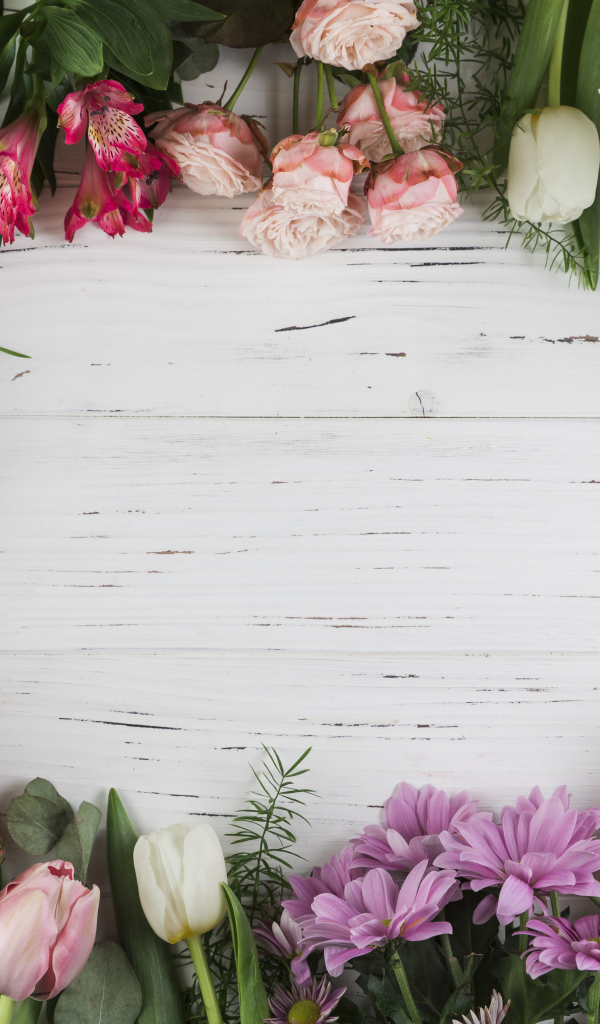 Красивые разноцветные цветы на белом столе, шаблон 