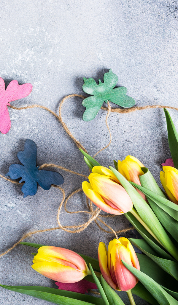 Букет коричневых тюльпанов с бабочками на сером фоне