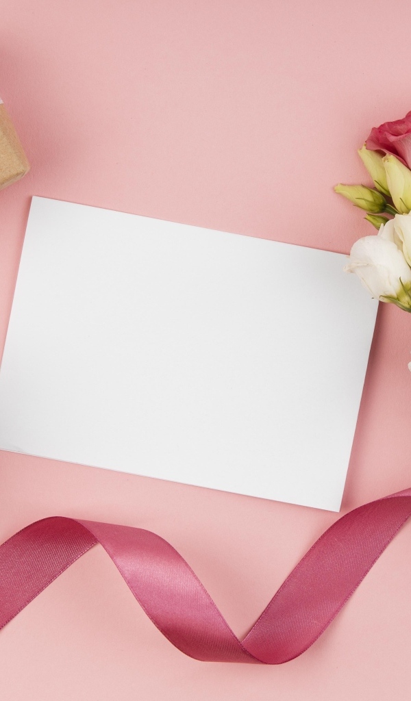 Букет эустомы с лентой на розовом фоне с подарками и белым листом