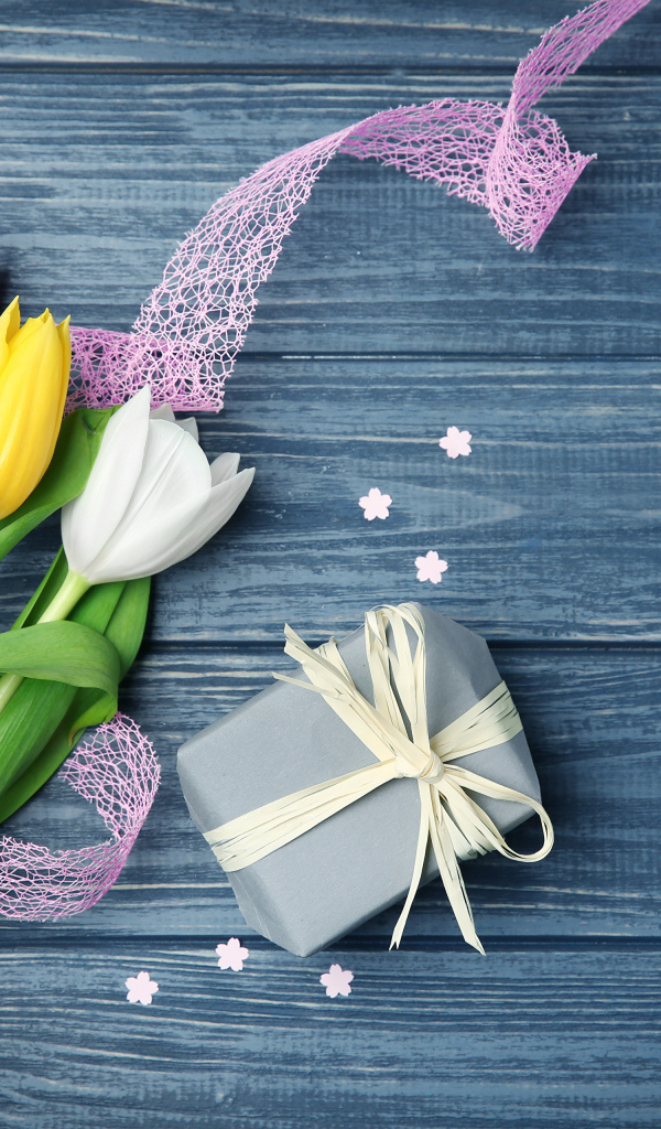 Букет разноцветных тюльпанов с лентой и подарком