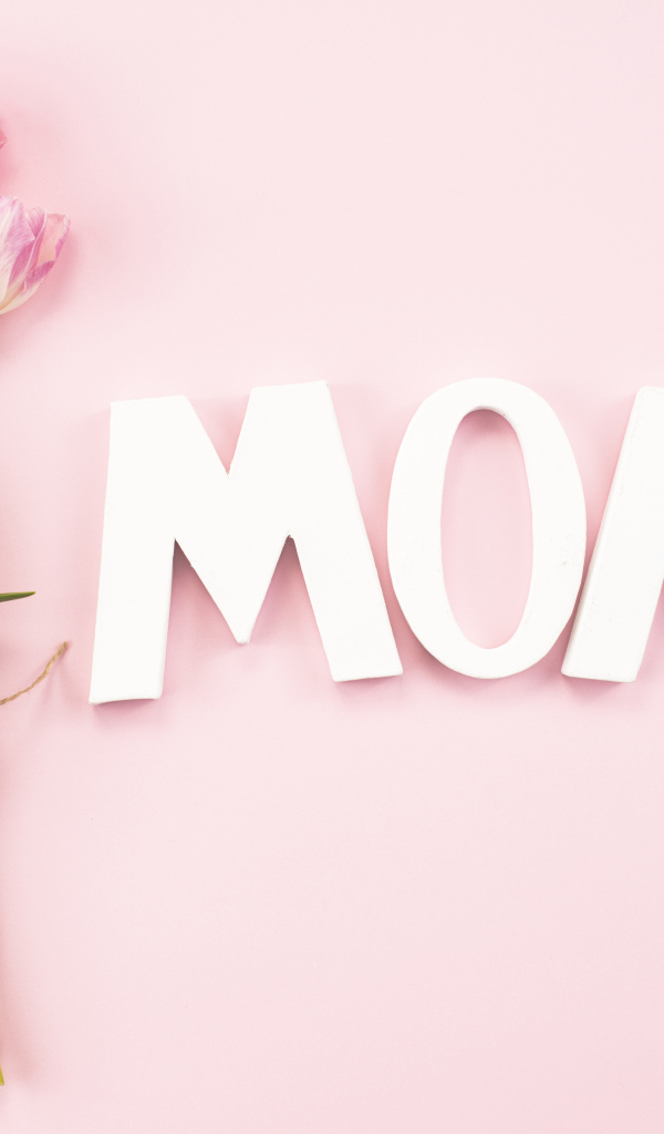 Букет тюльпанов для мамы на розовом фоне