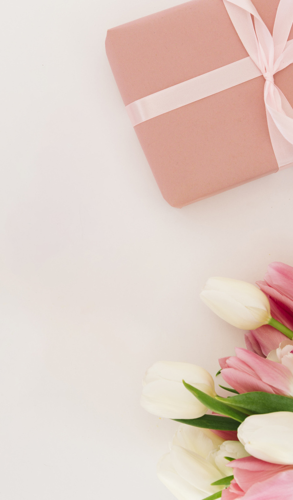 Букет тюльпанов с подарком на розовом фоне, шаблон открытки