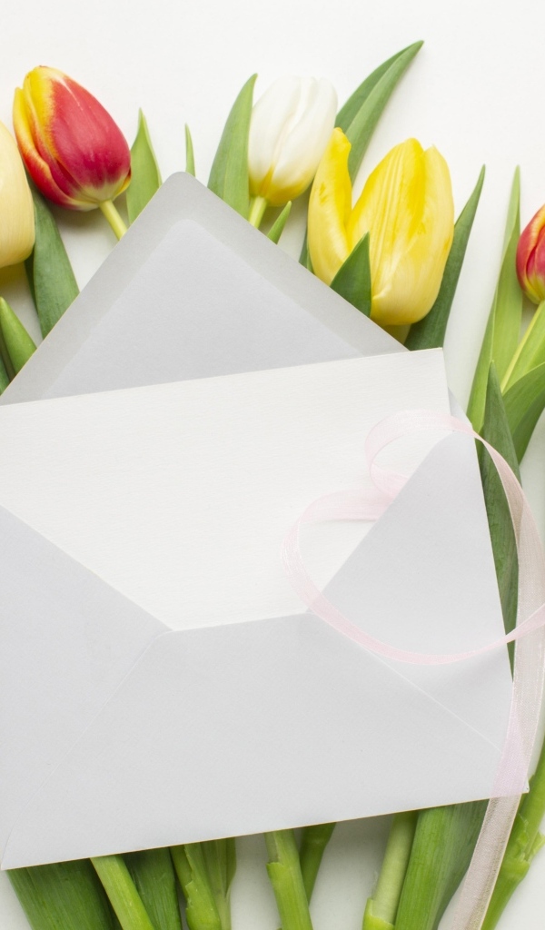 Букет тюльпанов с белым конвертом