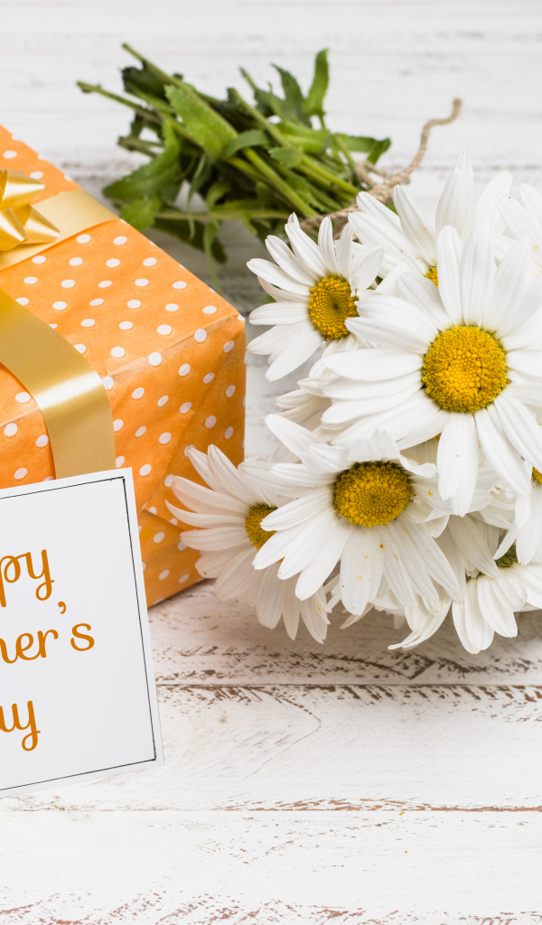 Букет желтых ромашек и подарок на День матери 