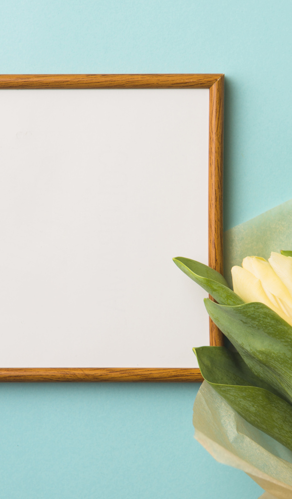 Букет желтых тюльпанов с рамкой на голубом фоне,  шаблон для открытки