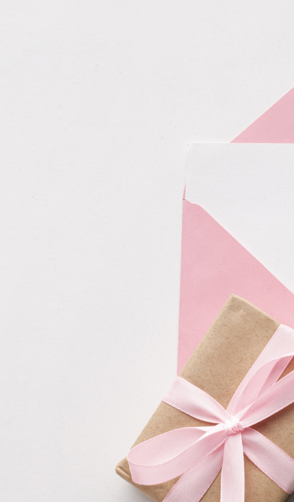 Конверт с цветами и подарком на белом фоне