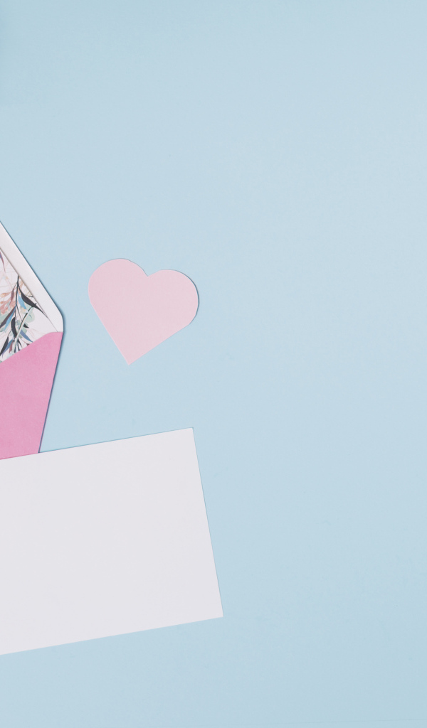 Конверт с цветами и листом на голубом фоне, шаблон