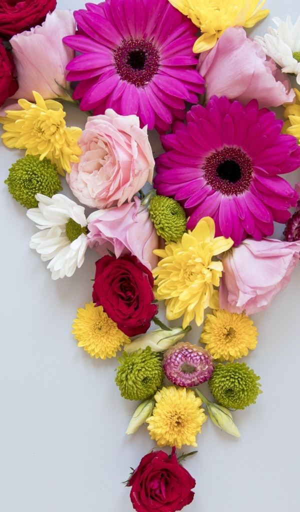 Цветочная композиция на сером фоне