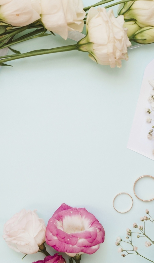 Цветы на голубом фоне с конвертом и обручальными кольцами