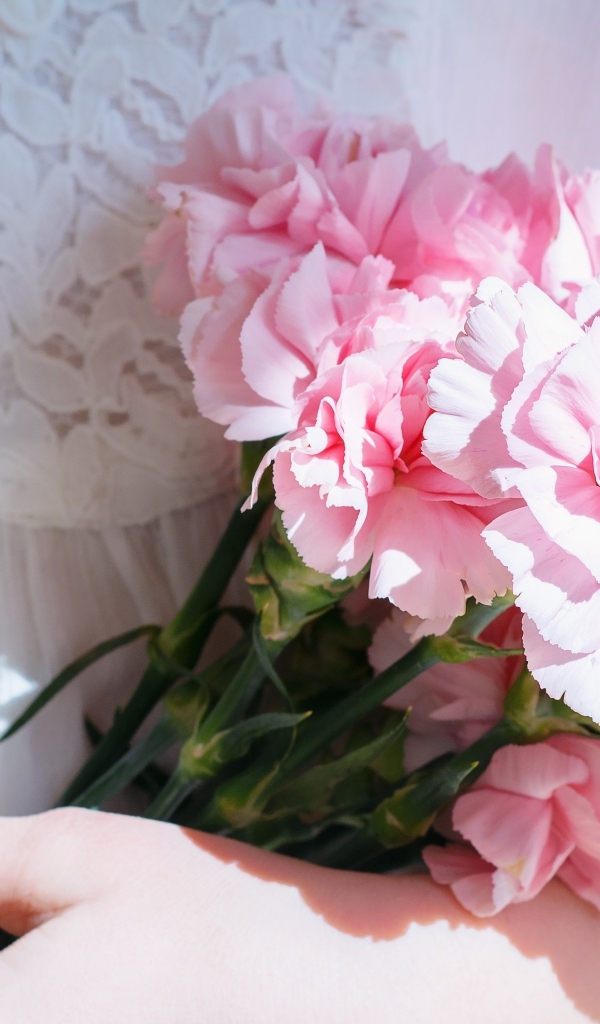 Розовые гвоздики в руках у невесты
