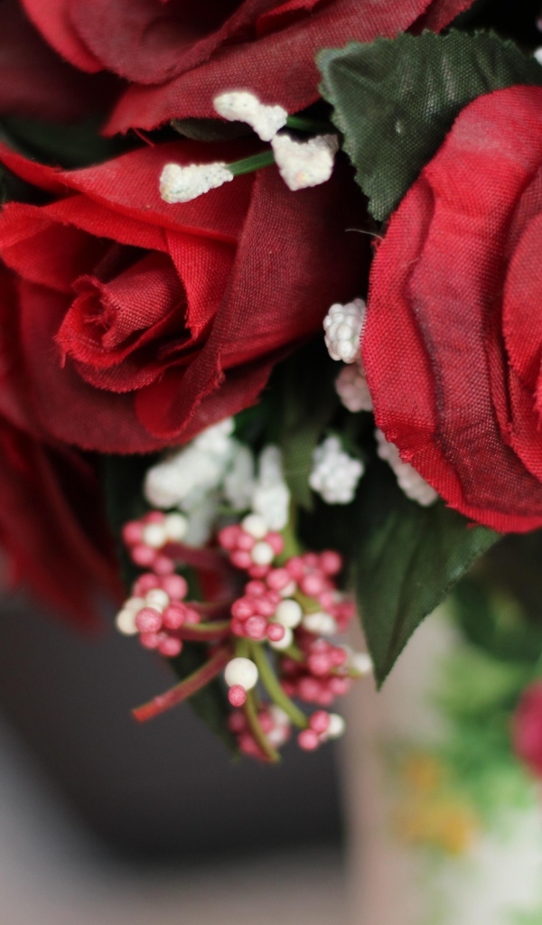 Красные искусственные розы на столе