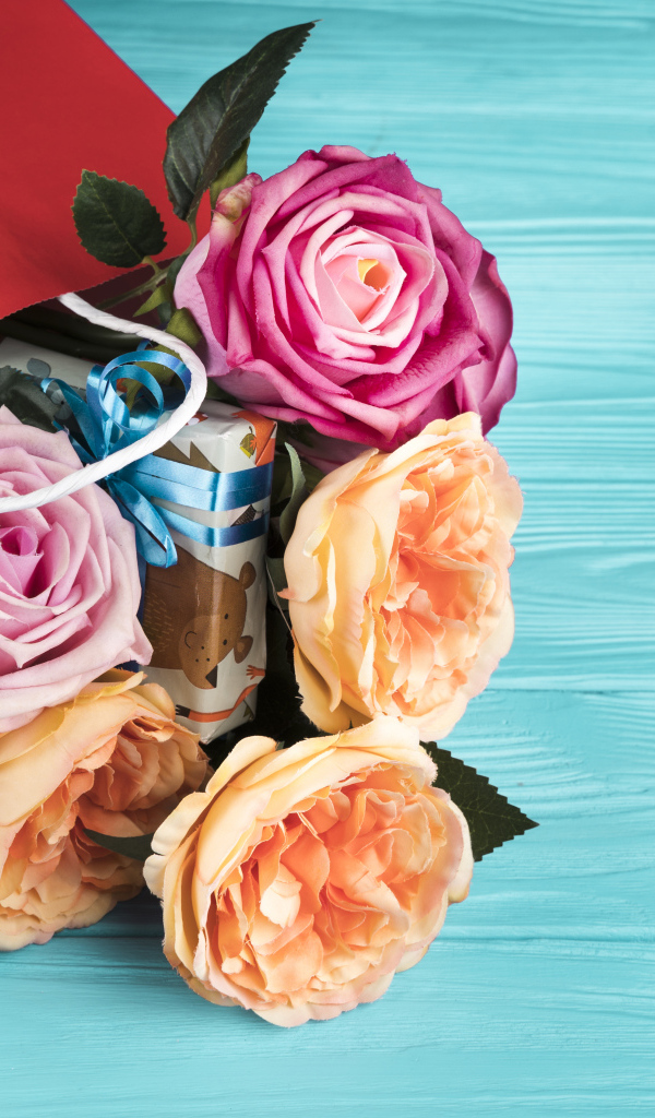 Розы в красном пакете на голубом фоне