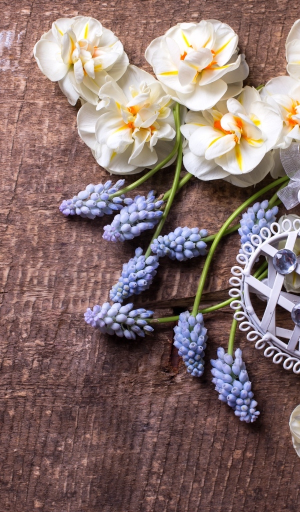 Весенние цветы с сердцем на деревянном столе