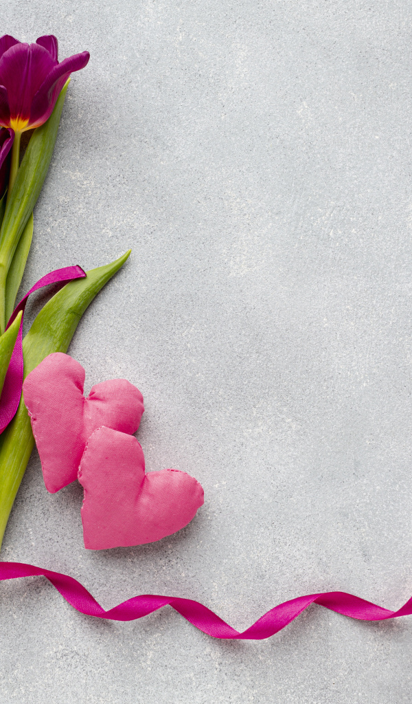 Три тюльпана, сердечко и лента на сером фоне