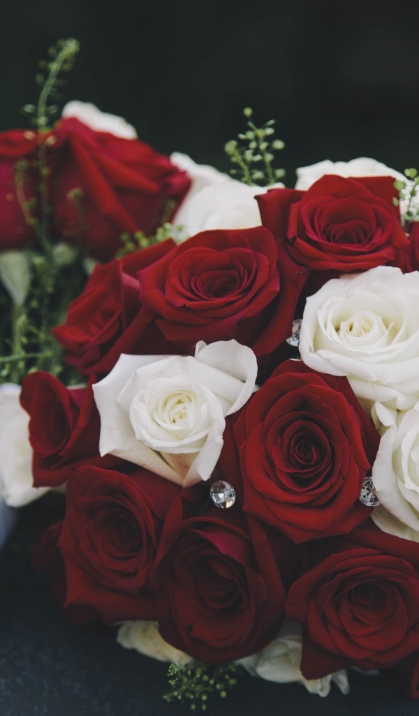 Два букета с красными и белыми розами с бриллиантами