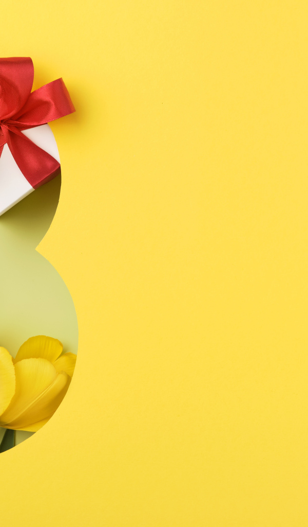Желтые тюльпаны и цифра восемь на желтом фоне