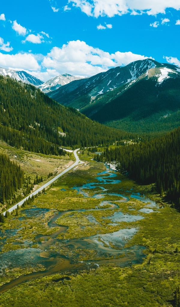 Красивый вид на реку и покрытые зеленью горы