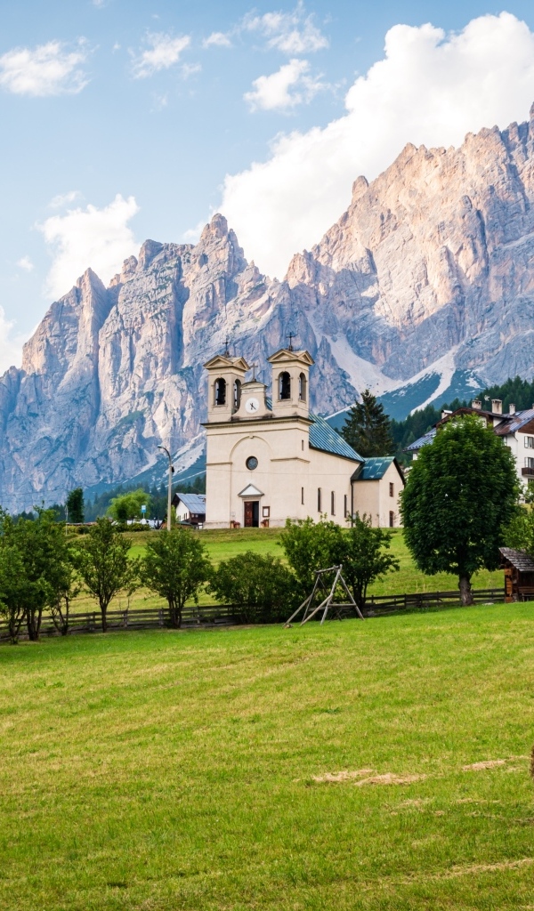 Католическая церковь у горы