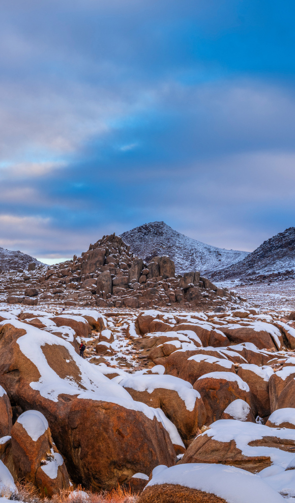 Большие заснеженные камни в горах 