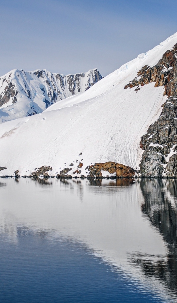 Горы покрытые снегом на берегу океана, Антарктида