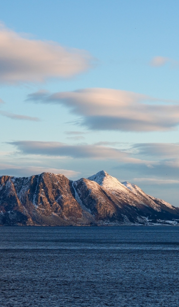 Скала в лучах солнца в море