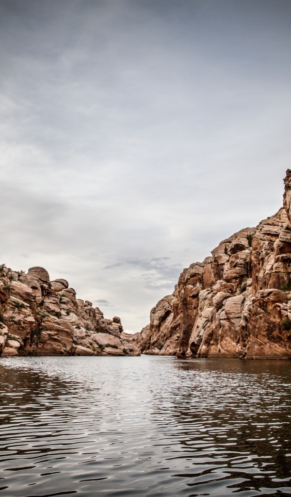 Скалы отражаются в воде реки