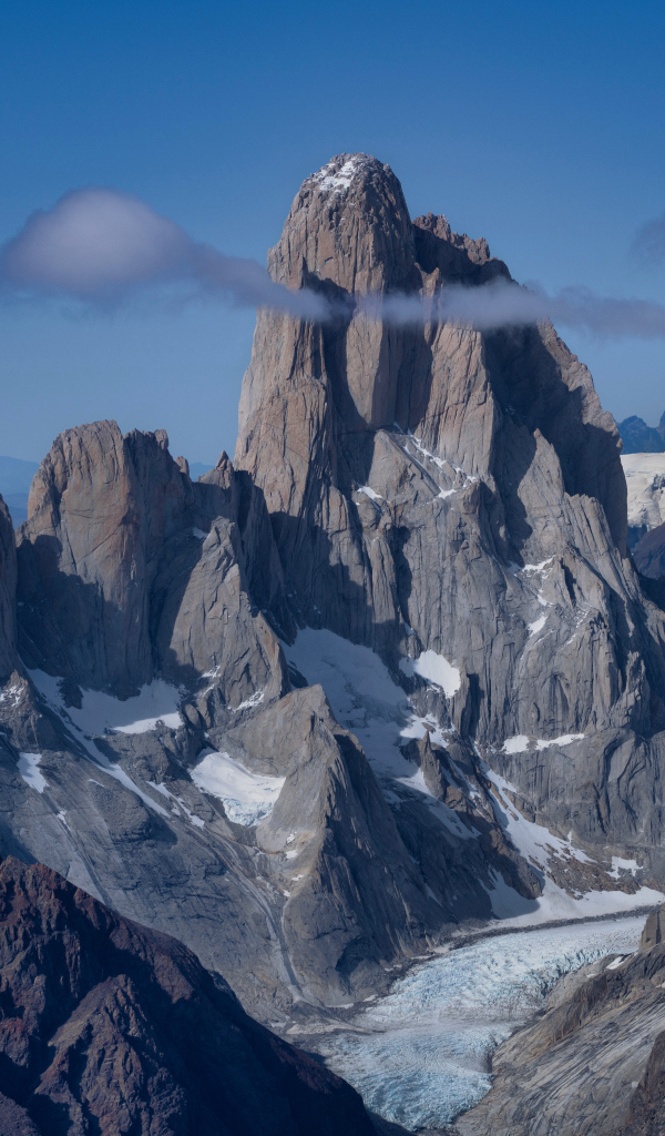 Острая горная вершина Фицрой под голубым небом, Аргентина