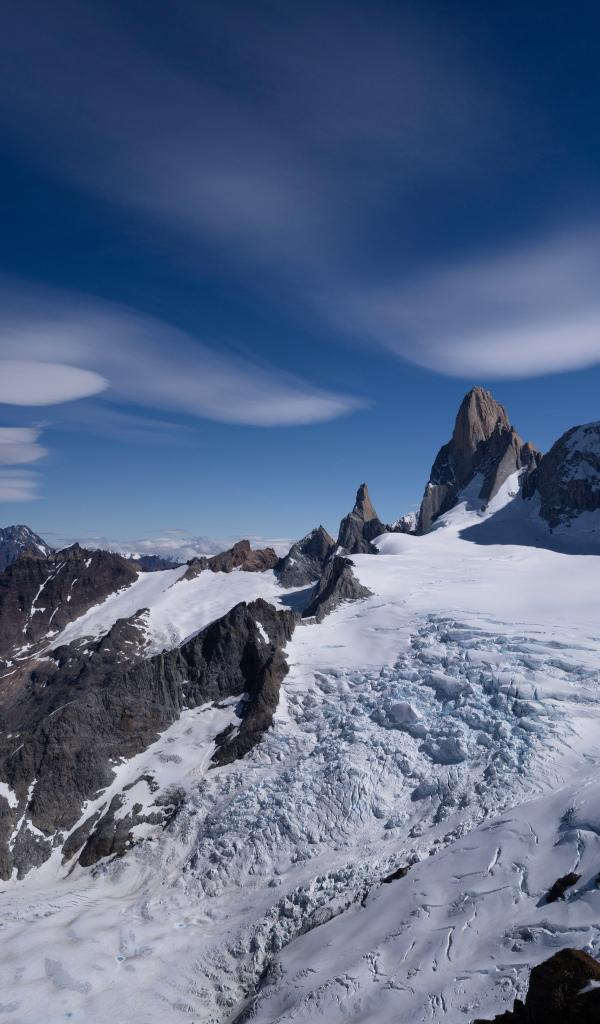 Снег на горной вершине Фицрой под голубым небом, Аргентина
