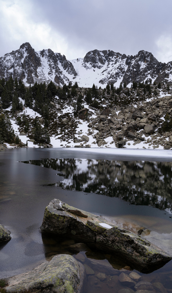 Заснеженные горы у холодной реки, Андорра