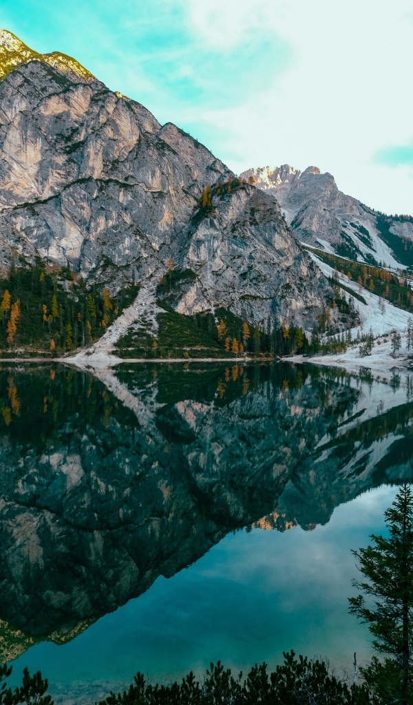 Каменные горы отражаются в глади озера