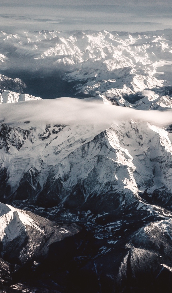 Вид на покрытые белым снегом горы
