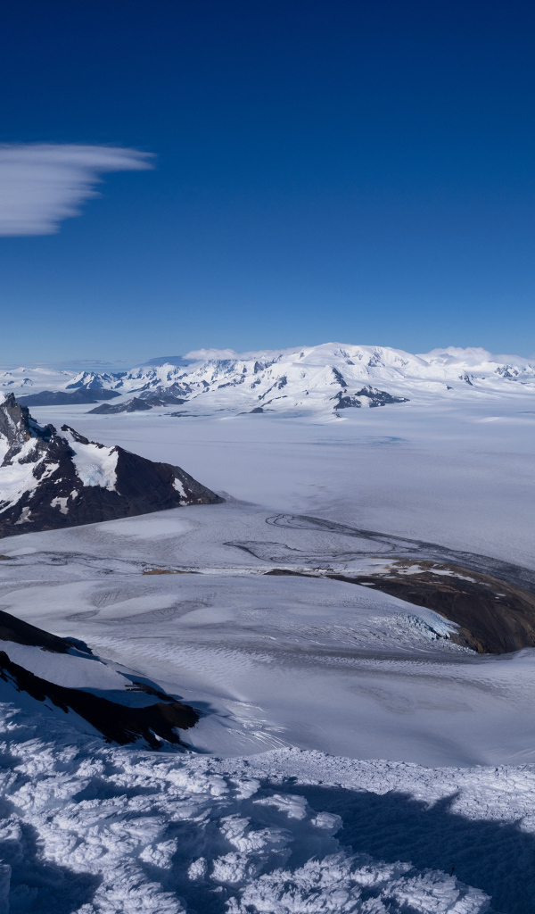 Вид на заснеженные горы под голубым небом, Аргентина