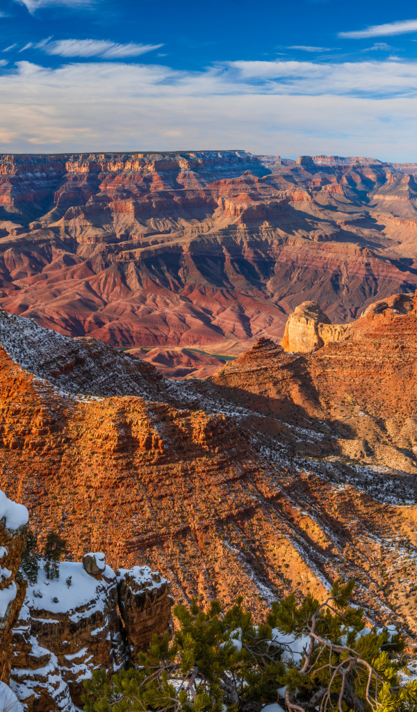 Вид на скалы Гранд-Каньон парка в лучах солнца