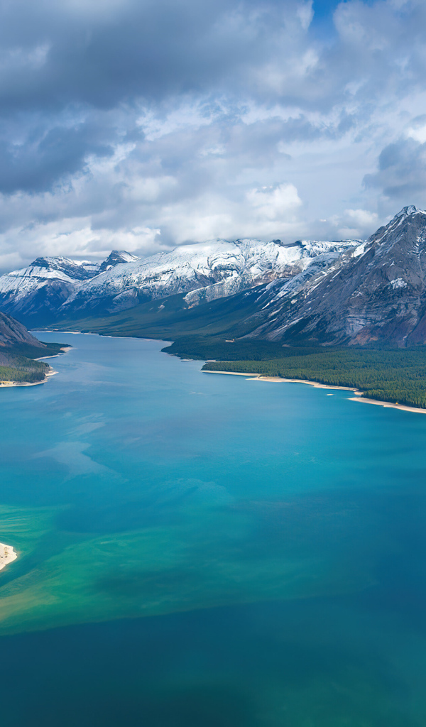Красивый вид на реку и заснеженные горы под низким небом