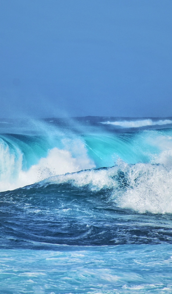 Большие белые волны в океане