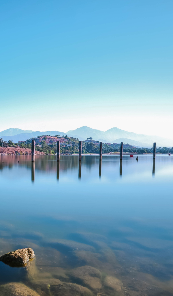 Голубое небо над тихим озером летом