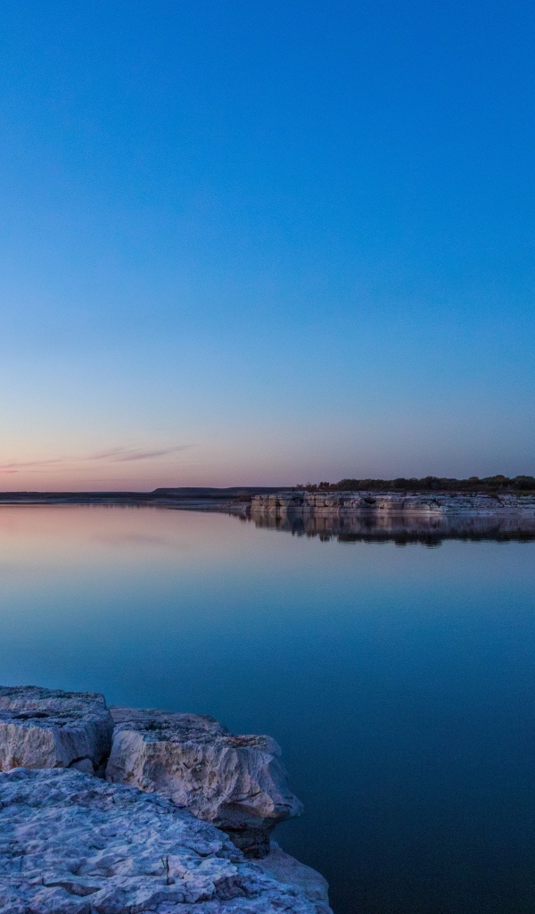 Голубое небо над водой на рассвете
