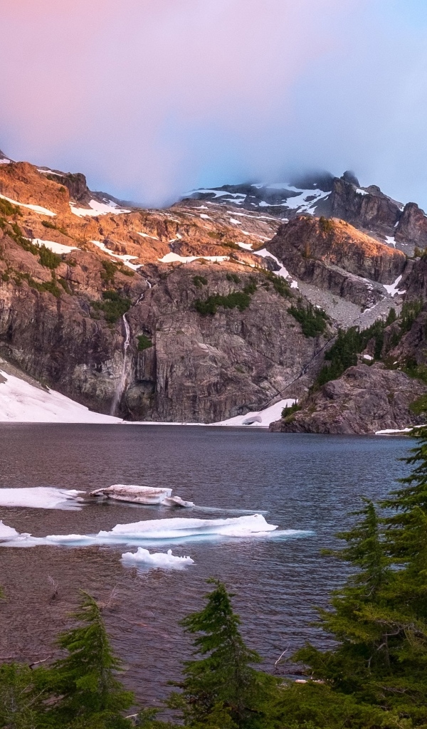 Лед в воде горного озера весной