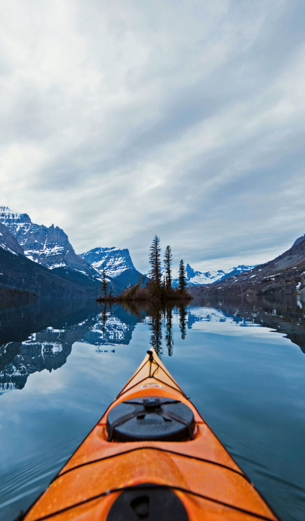 Байдарка на озере в горах 