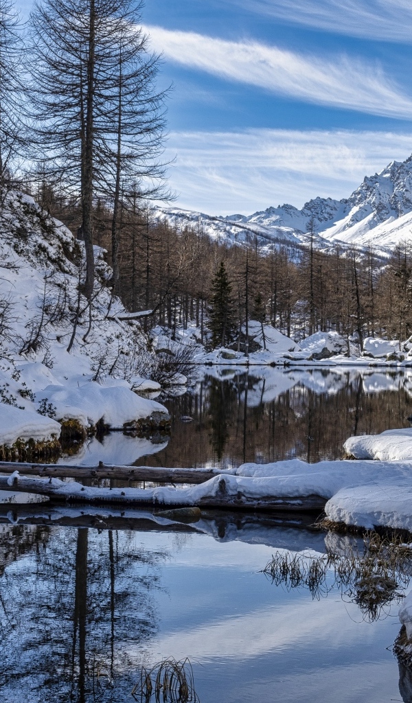 Река с покрытыми снегом берегами в горах