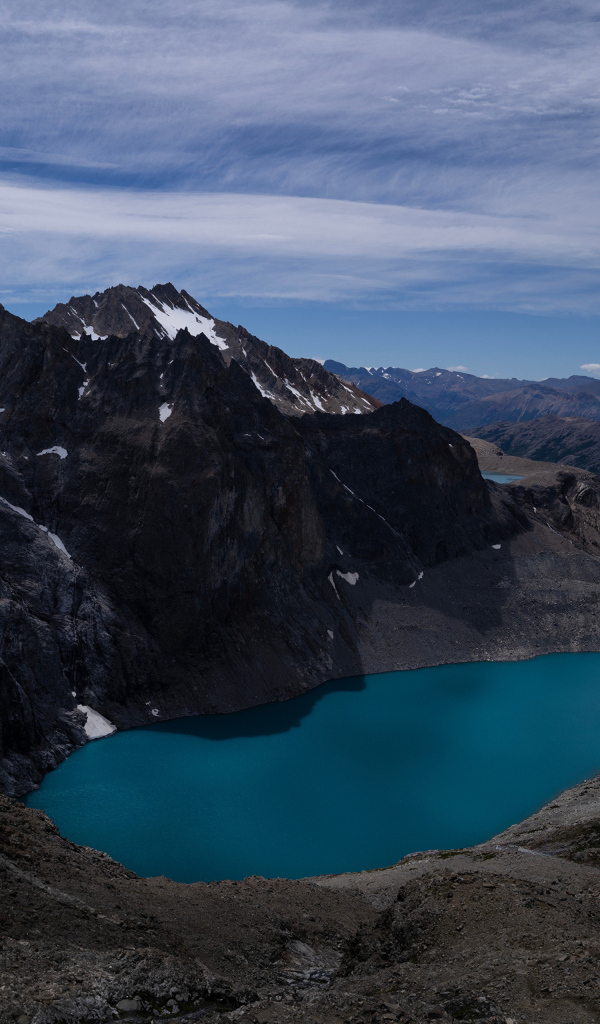 Вид на голубое горное озеро, Патагония. Аргентина