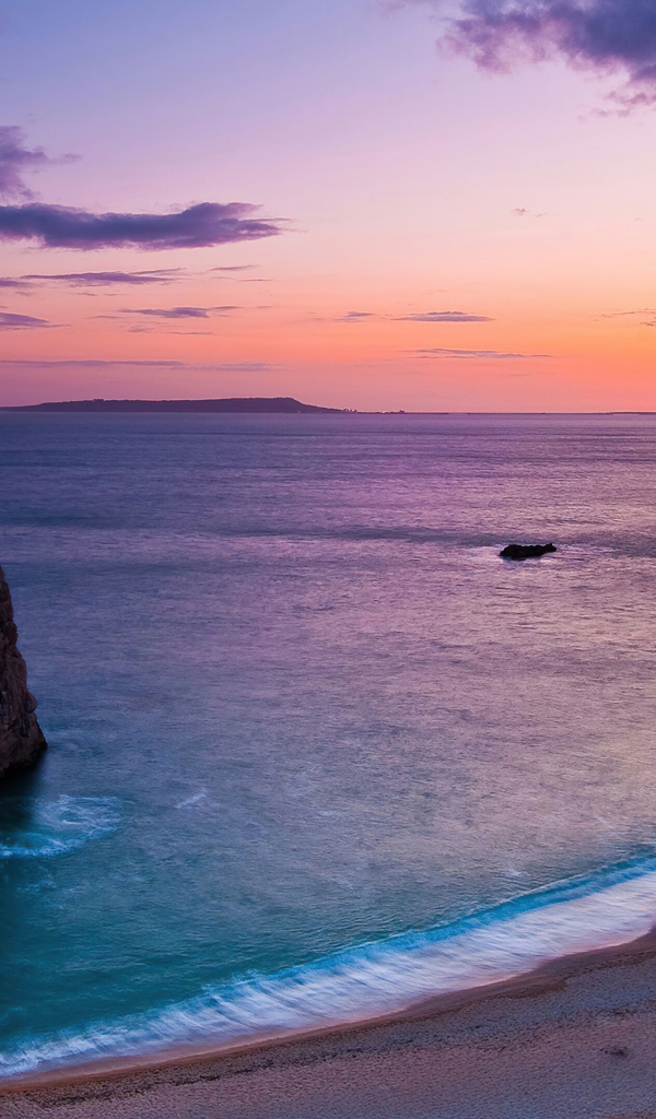 Красивый вид на берегу моря и арку в скале под красивым небом 