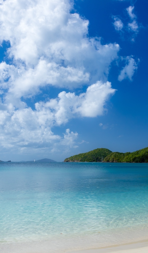 Большое белое облако над голубым океаном